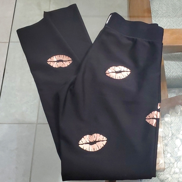 Ultracor Lips Make Out Print Leggings in Medium Size. - Picture 2 of 4